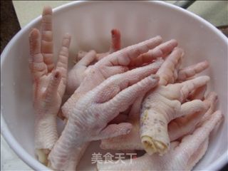 五色鸡爪汤的做法步骤：1