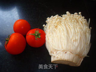 清爽美味——金针菇西红柿汤的做法步骤：1