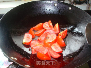 清爽美味——金针菇西红柿汤的做法步骤：3