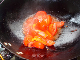 清爽美味——金针菇西红柿汤的做法步骤：4