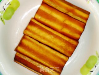 翠翠美食坊自制麻辣香干的做法步骤：1