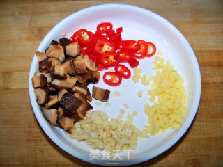 心蓝手制私房菜【麻辣毛豆肉丁】——不可以浪费食物的做法步骤：2