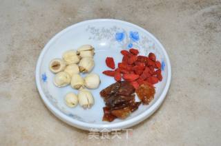 银耳莲子桂圆羹的做法步骤：2