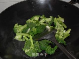 西兰花炒肉片的做法步骤：1