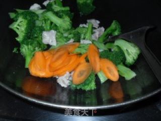 西兰花炒肉片的做法步骤：5
