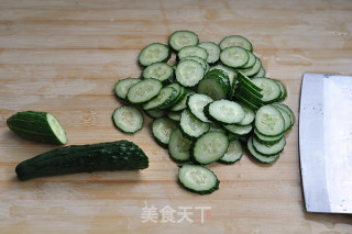小炒黄瓜片的做法步骤：1