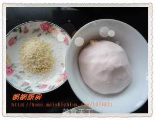 草莓冰淇淋粉味————红豆沙空心芝麻球的做法步骤：2