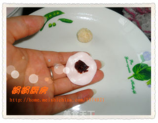 草莓冰淇淋粉味————红豆沙空心芝麻球的做法步骤：3