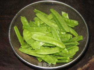 荷兰豆炒鸡心的做法步骤：2