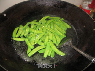 荷兰豆炒鸡心的做法步骤：3