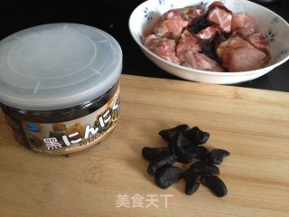 黑蒜蒸排骨的做法步骤：2