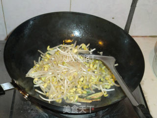香肠粉丝炖黄豆芽的做法步骤：5