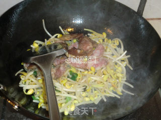 香肠粉丝炖黄豆芽的做法步骤：6