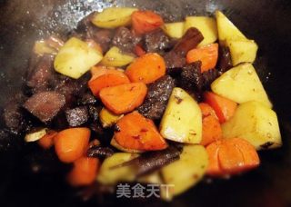 土豆胡萝卜烧牛肉的做法步骤：5