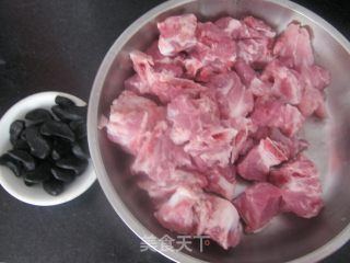 黑蒜排骨的做法步骤：1