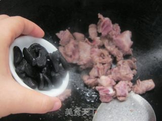 黑蒜排骨的做法步骤：4