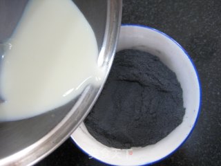 黑芝麻豆浆奶冻的做法步骤：3