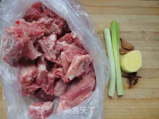 电饭锅也能做出美味饭食之一------电饭锅烧排骨的做法步骤：1