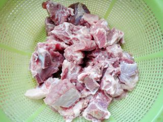 电饭锅也能做出美味饭食之一------电饭锅烧排骨的做法步骤：6