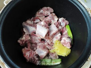 电饭锅也能做出美味饭食之一------电饭锅烧排骨的做法步骤：7