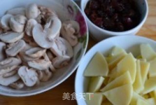 牛肉片炒春笋蘑菇的做法步骤：1