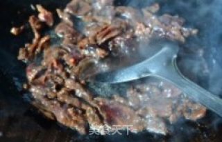 牛肉片炒春笋蘑菇的做法步骤：2