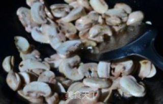 牛肉片炒春笋蘑菇的做法步骤：3