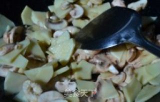 牛肉片炒春笋蘑菇的做法步骤：4