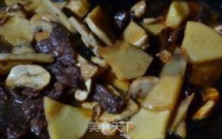牛肉片炒春笋蘑菇的做法步骤：7