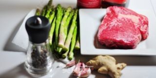 蚝油芦笋牛肉粒的做法步骤：1