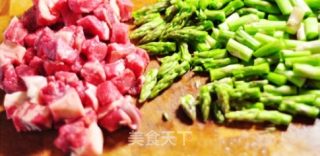 蚝油芦笋牛肉粒的做法步骤：2