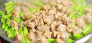 蚝油芦笋牛肉粒的做法步骤：7