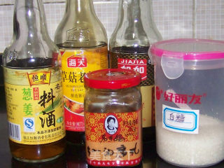 腐乳鸡煲的做法步骤：2