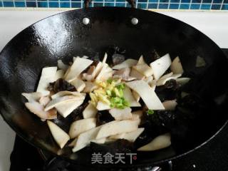 杏鲍菇木耳炒肉片的做法步骤：9