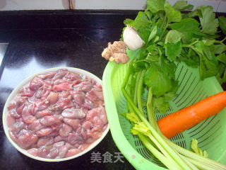 芹菜胡萝卜炒鱼肚的做法步骤：1