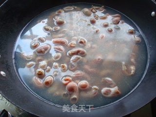 芹菜胡萝卜炒鱼肚的做法步骤：2
