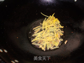 芹菜胡萝卜炒鱼肚的做法步骤：8