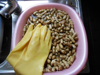 电压力锅花生的做法步骤：2