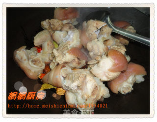 立秋贴秋膘—————红烧猪蹄！的做法步骤：5