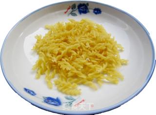 美丽动人的螺丝面的做法步骤：1