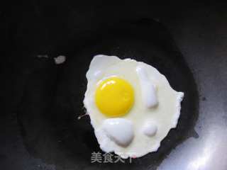 元气早餐---烧饼夹煎蛋的做法步骤：3