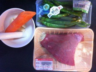 牛肉炒尖椒的做法步骤：1