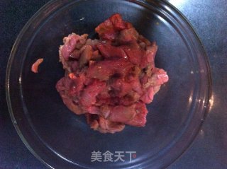 牛肉炒尖椒的做法步骤：2