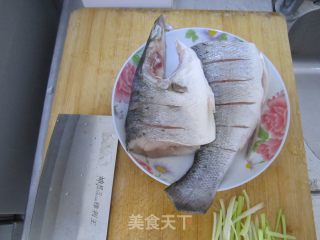 清蒸海鲈鱼的做法步骤：1