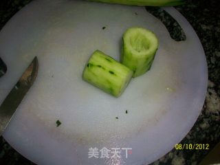 鲜虾黄瓜盅的做法步骤：2