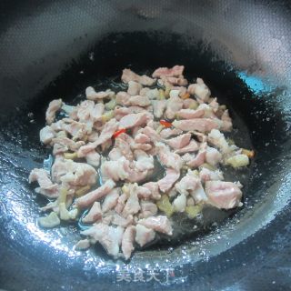 花菜炒肉的做法步骤：2