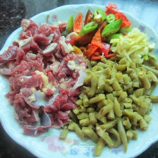 酸辣鸭胗的做法步骤：1