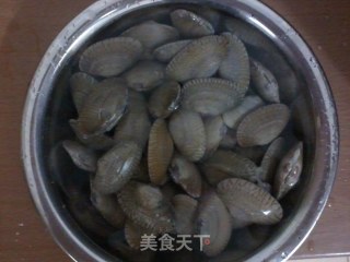 姜丝辣椒炒花甲的做法步骤：1