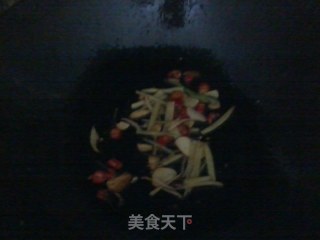 姜丝辣椒炒花甲的做法步骤：3