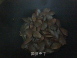 姜丝辣椒炒花甲的做法步骤：4